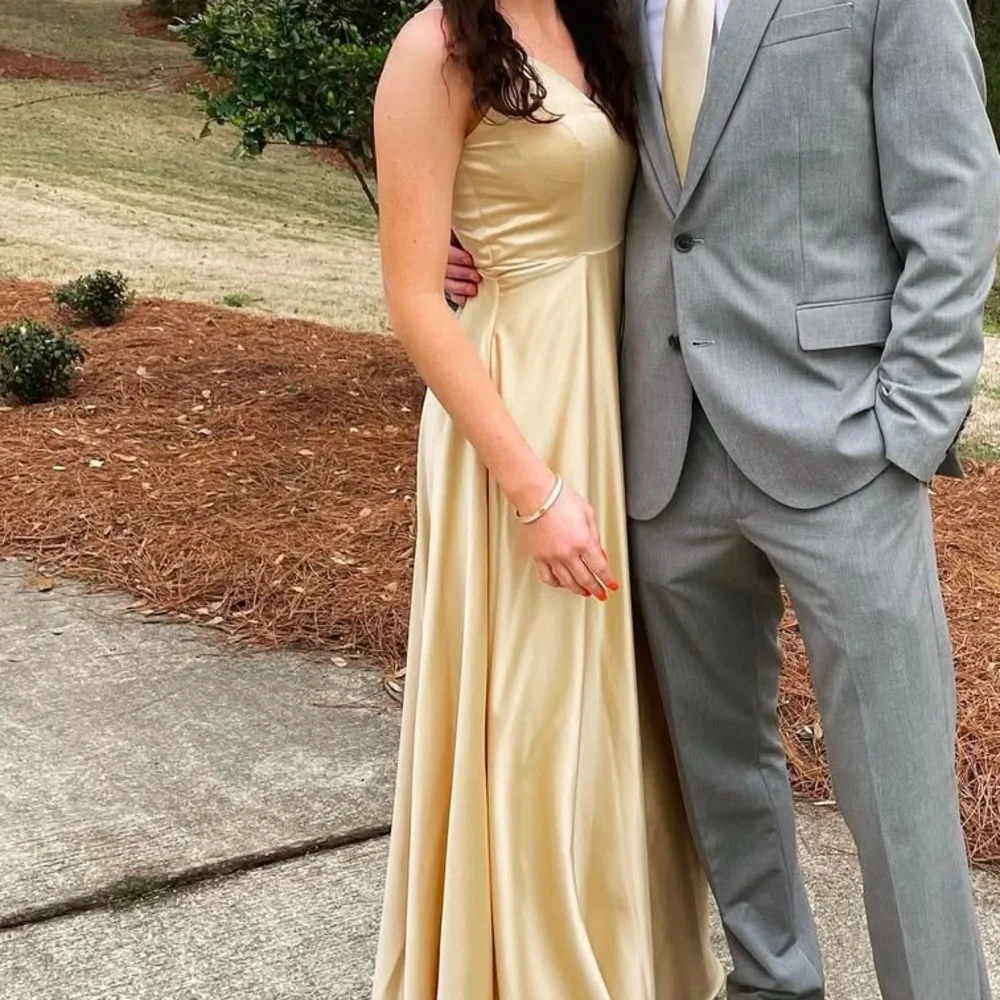 Long gold formal dress worn once - Picture 5 of 5